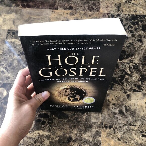 What Does God Expect Of Us? The Hole in Our Gospel Richard Stearns 2010 PB - Picture 5 of 9